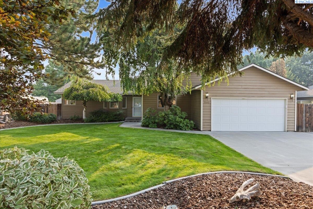 Property Photo: 2412 Mark Ave WA 99352