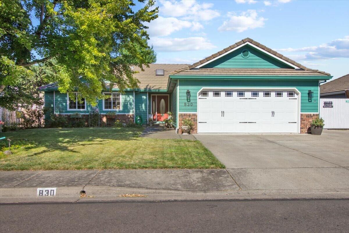 Property Photo: 830 Amanda Way OR 97502