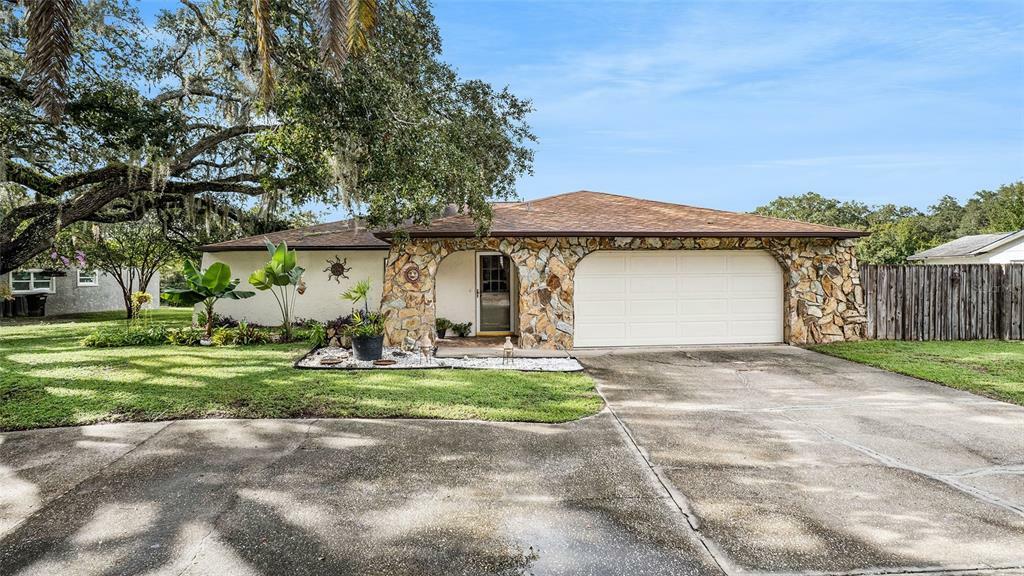 Property Photo: 7525 Laurel Oak Court FL 34668