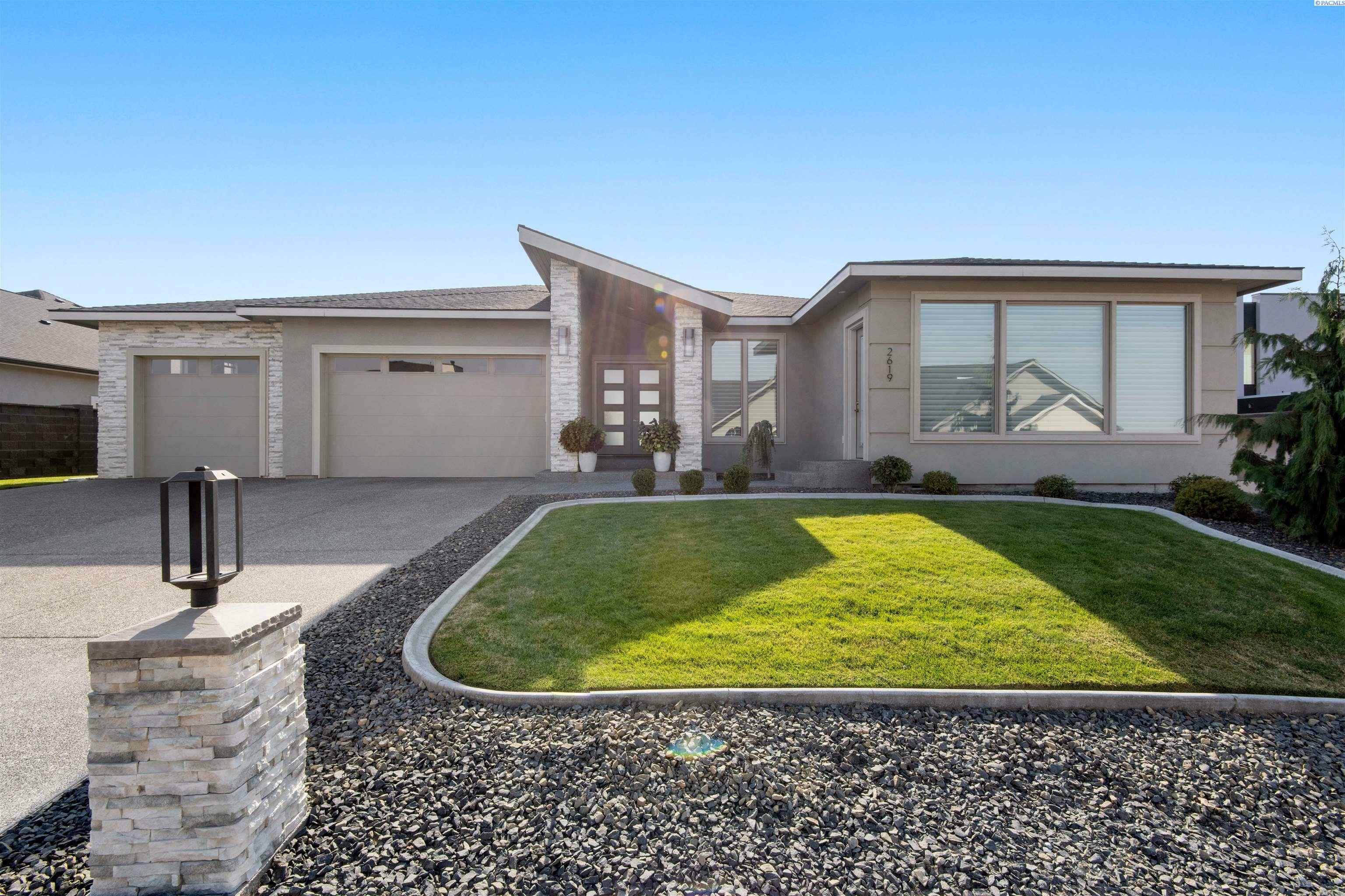 Property Photo:  2619 Falcon Lane  WA 99352-4578 