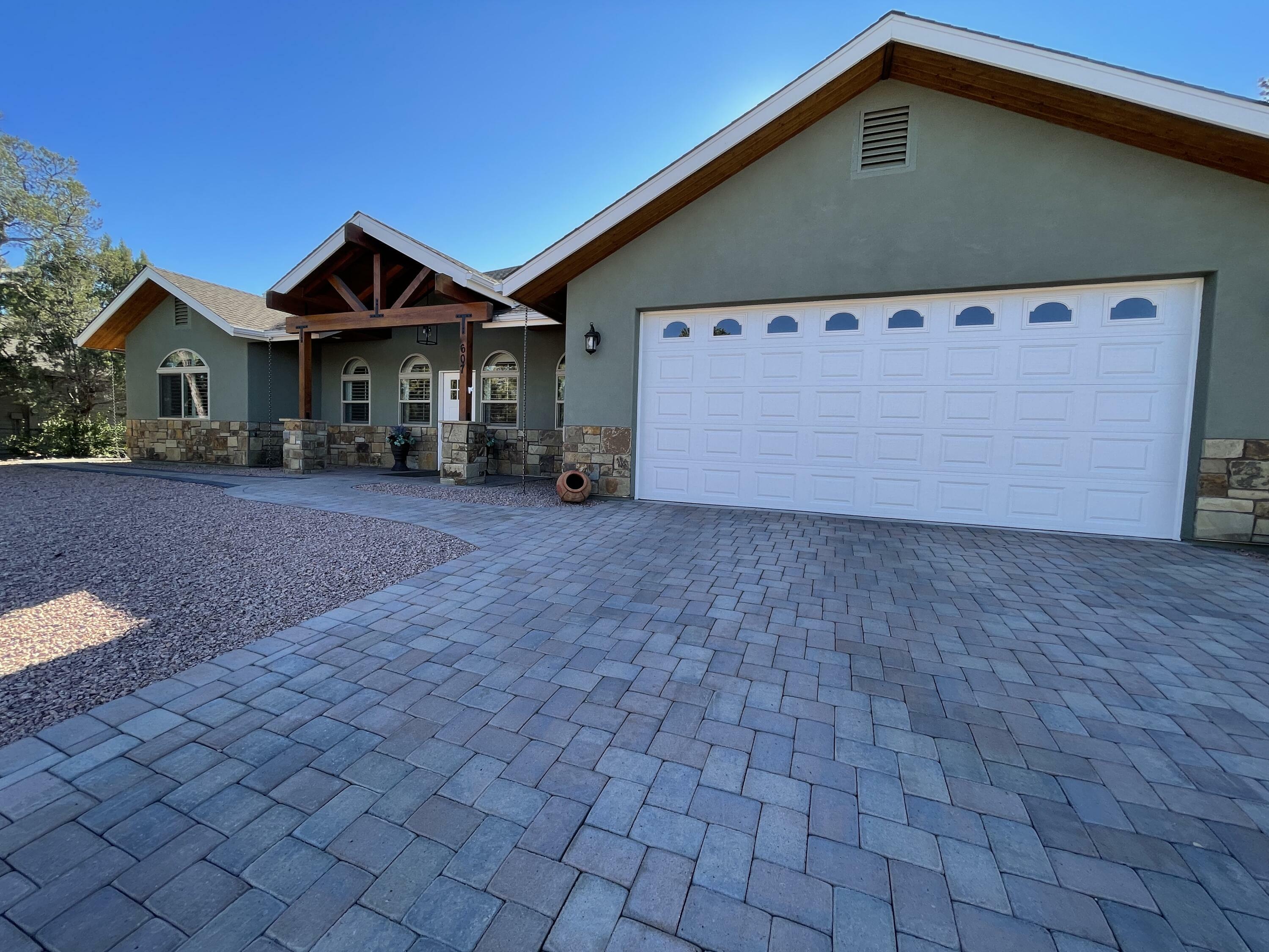 Property Photo:  607 E Phoenix Street  AZ 85541 