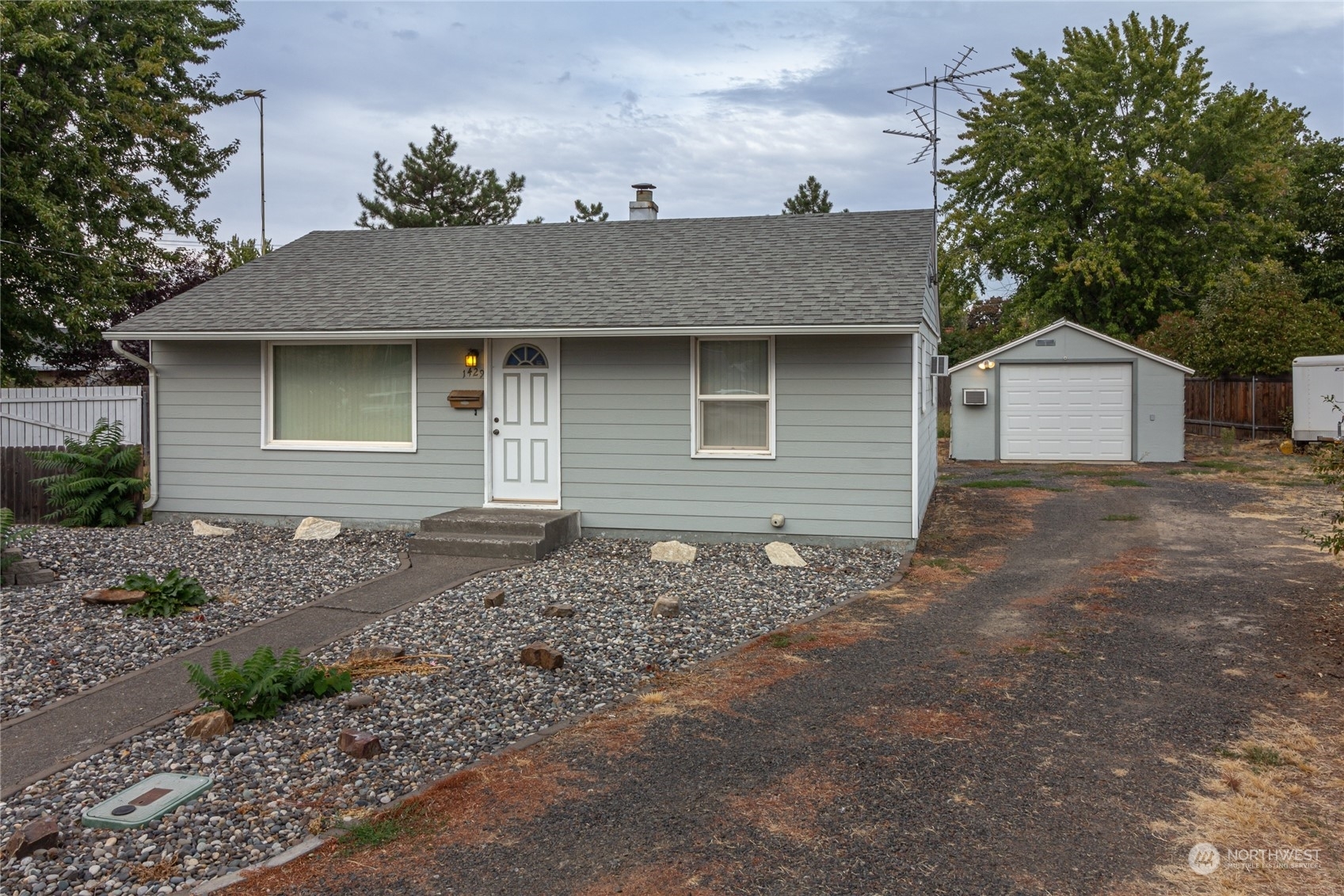 Property Photo:  1429 Francis Avenue  WA 99362 