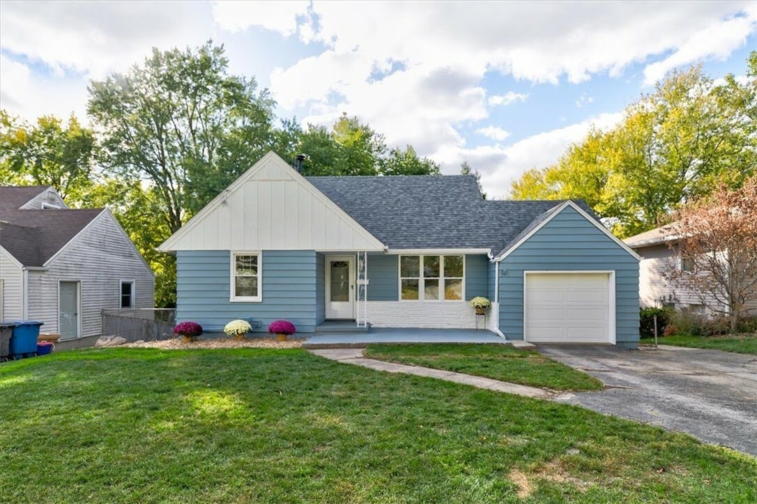 Property Photo:  3520 62nd Street  IA 50322 