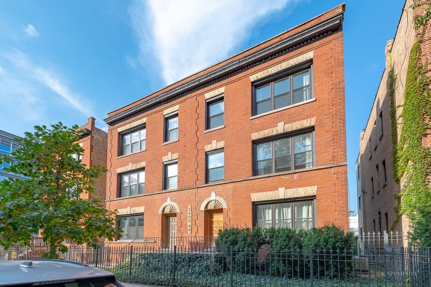 Property Photo: 2404 N Surrey Court 3 IL 60614