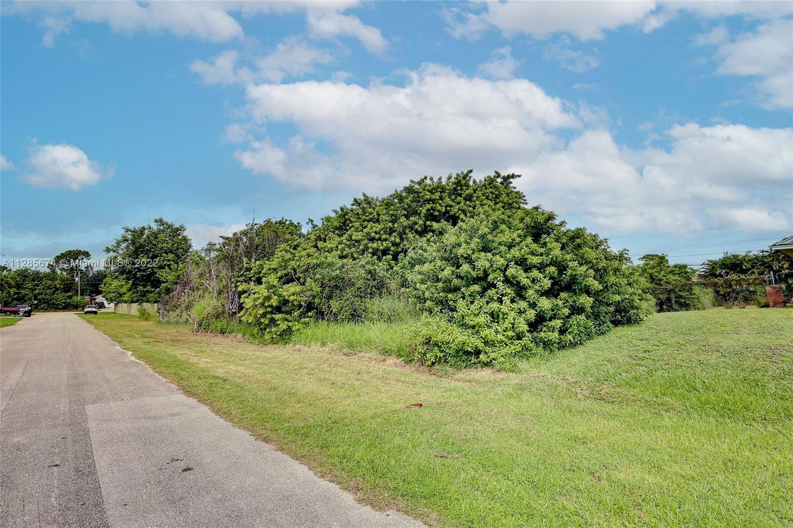 Property Photo:  573 SW Dailey Ave  FL 34953 