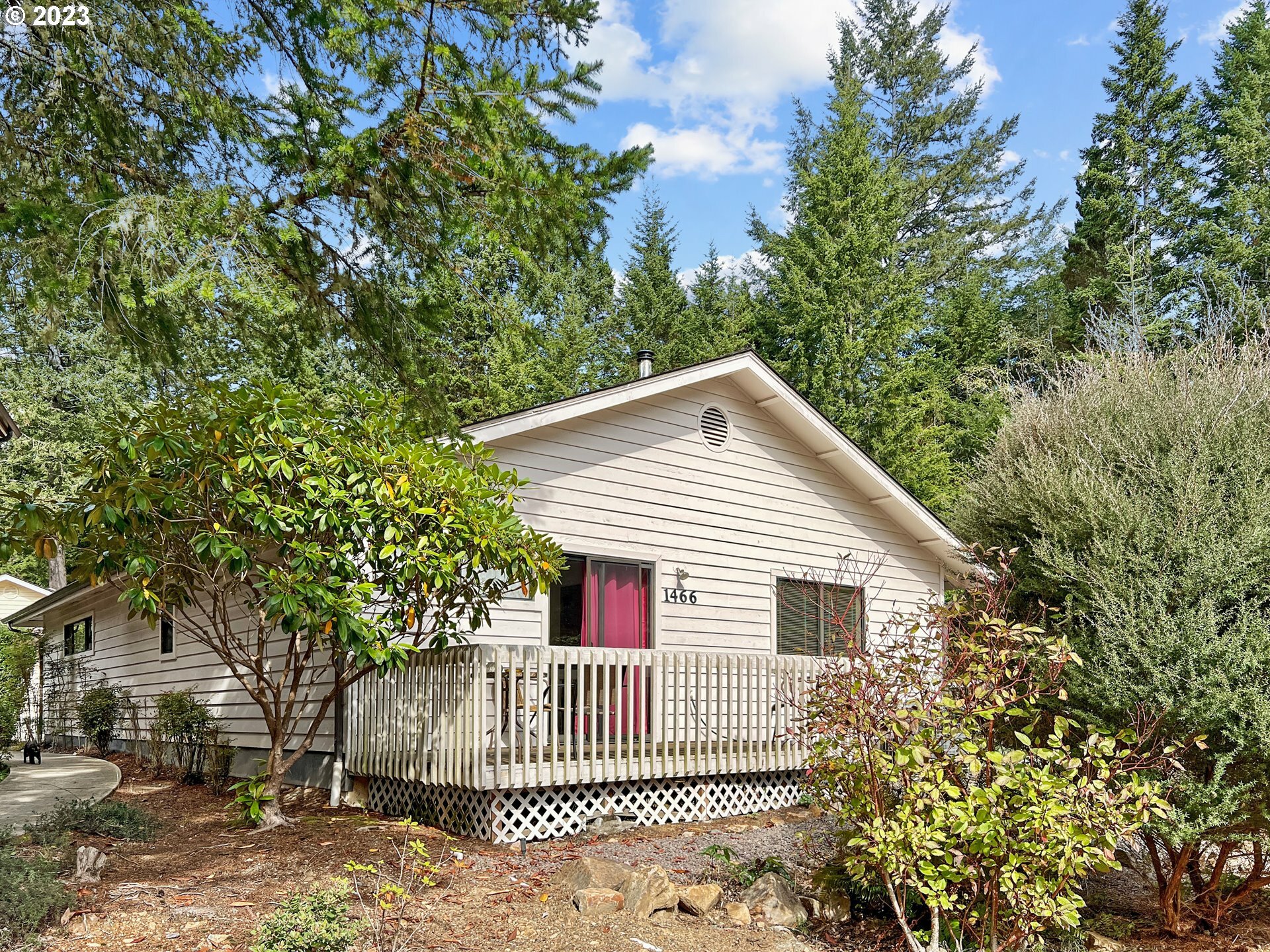 Property Photo:  1466 Glenwood Dr  OR 97415 