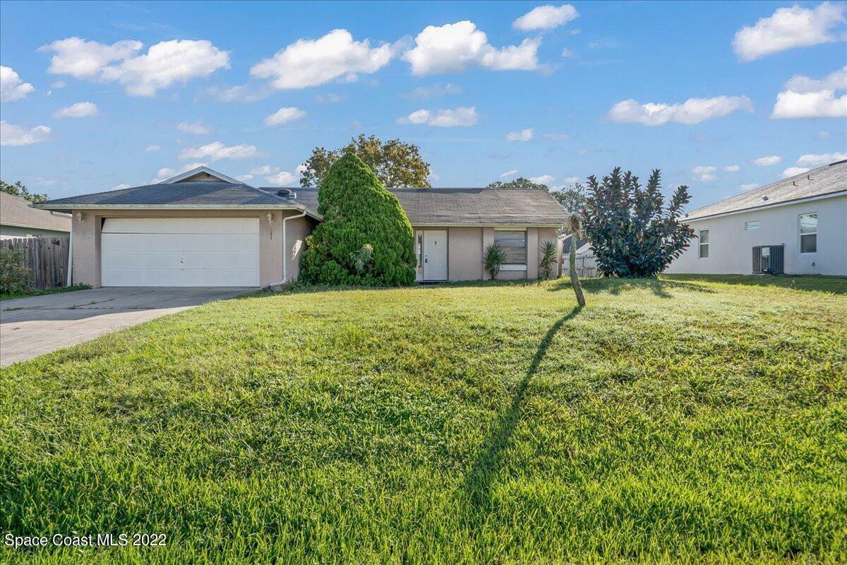 Property Photo: 811 Lyons Circle NW FL 32907