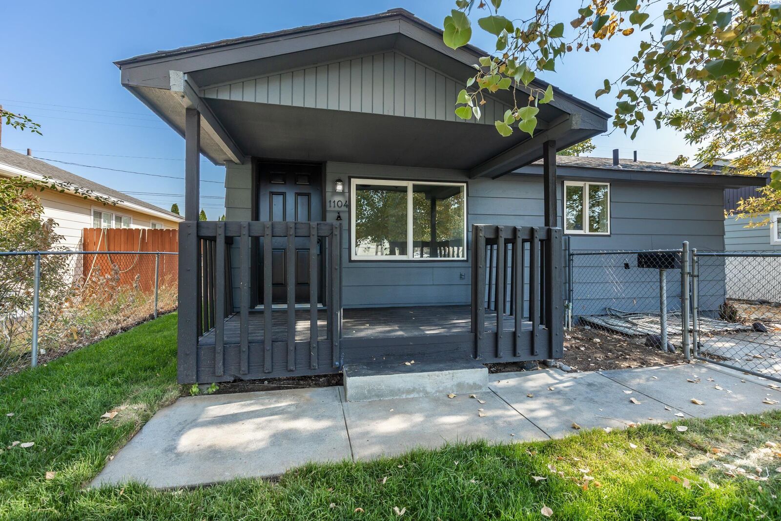 Property Photo: 1104 Wright Ave WA 99354