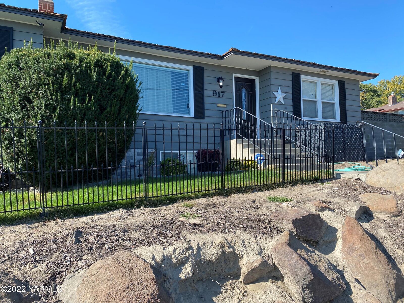 Property Photo: 917 S 1st St WA 98944