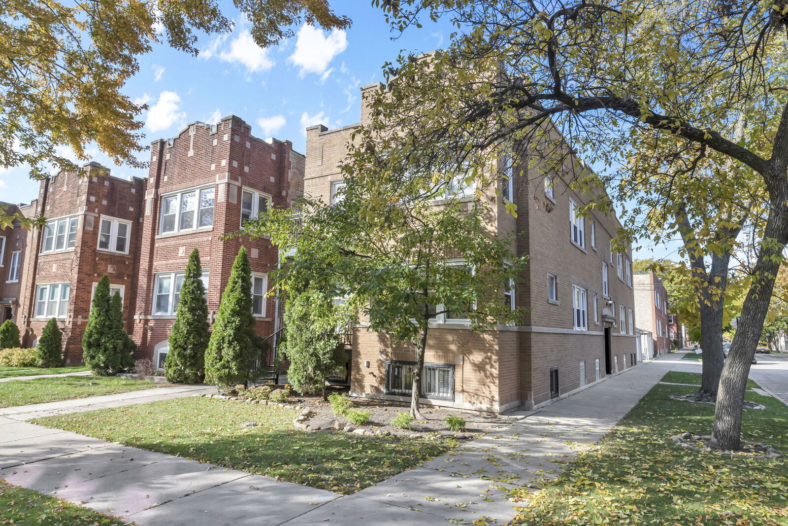Property Photo: 3805 W Roscoe Street 2E IL 60618