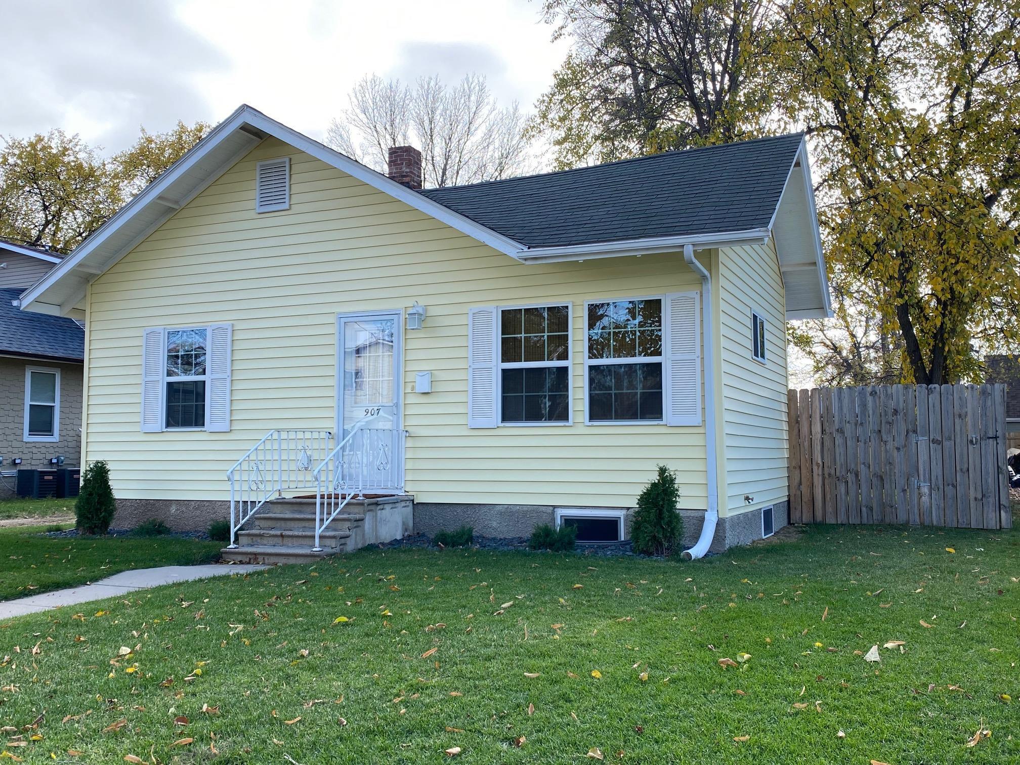Property Photo:  907 1st Ave NW  ND 58703 