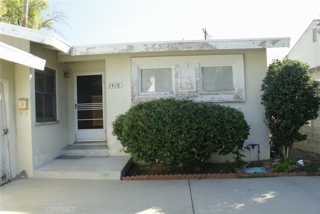 Property Photo:  7418 Vanalden Avenue  CA 91335 