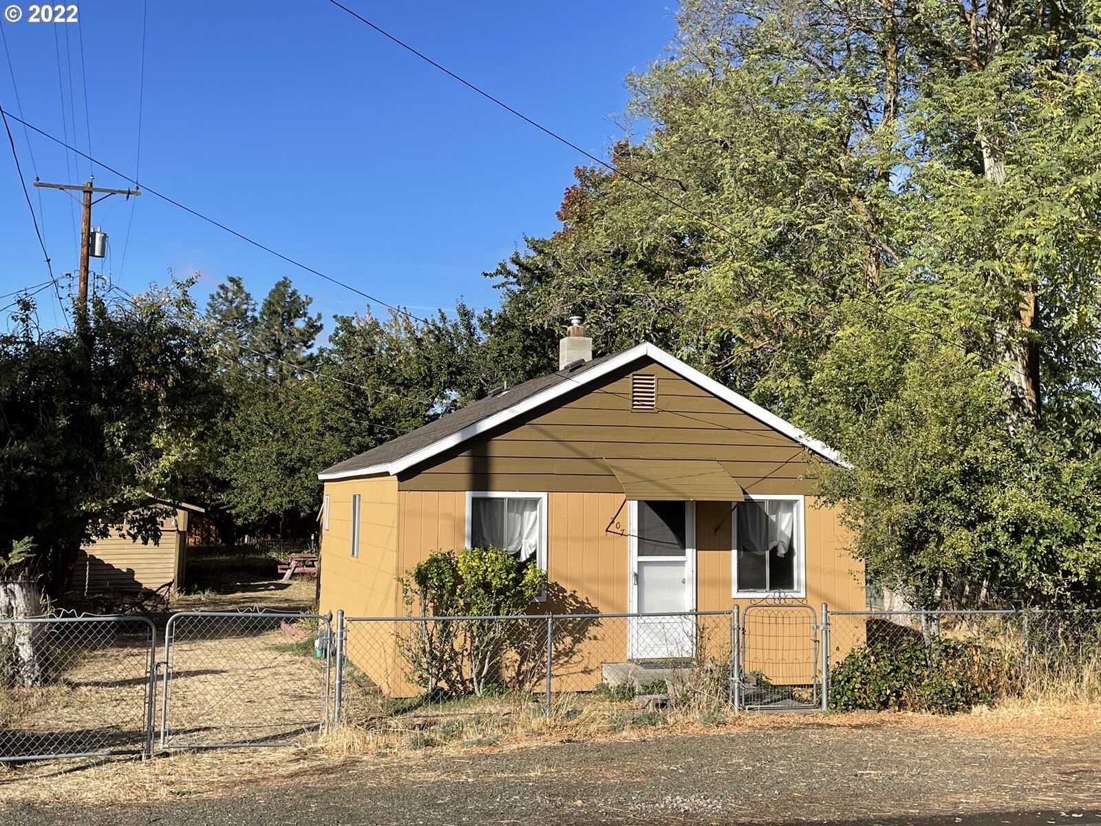 Property Photo: 307 S Klickitat St WA 98620