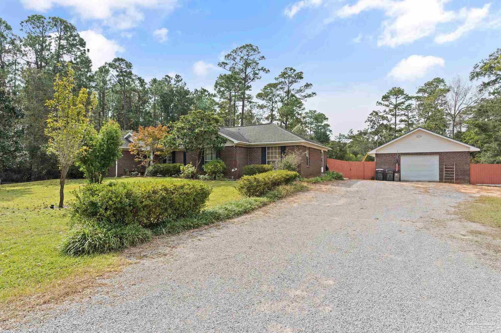 Property Photo: 2841 Fenceline Rd FL 32507