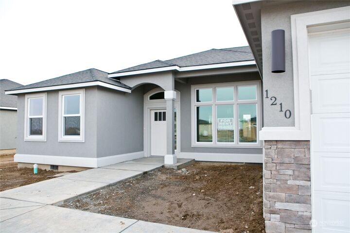 Property Photo:  1320 E Mt Baker Street  WA 99344 
