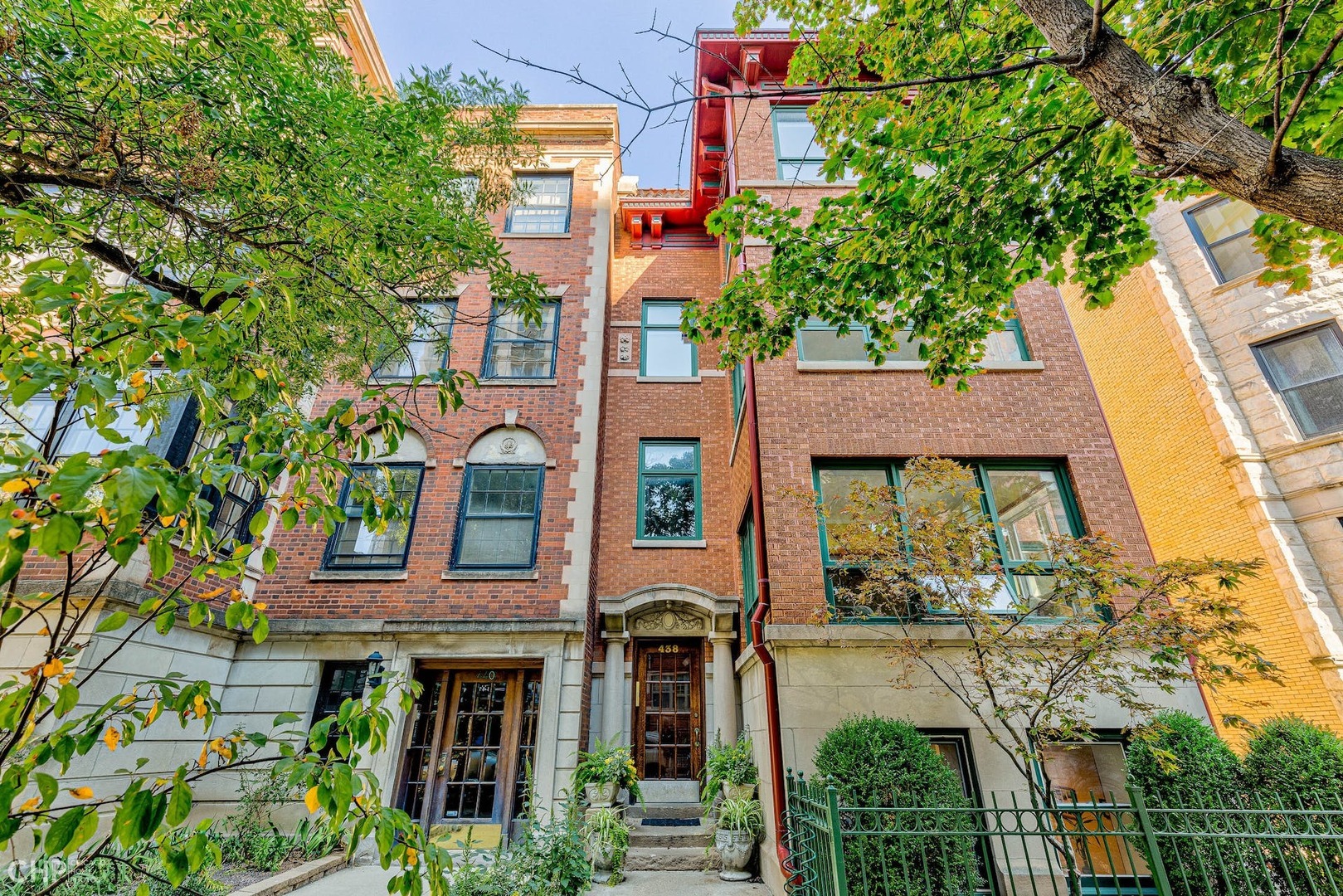 Property Photo: 438 W Oakdale Avenue 1 IL 60657