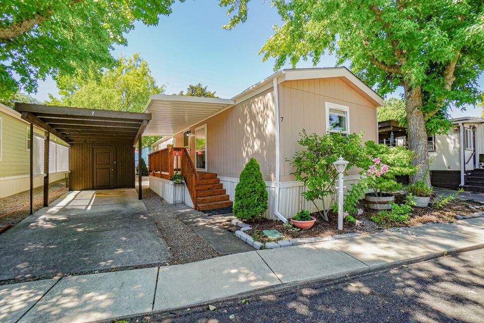 Property Photo: 1055 N 5th Street Unit 7 OR 97530