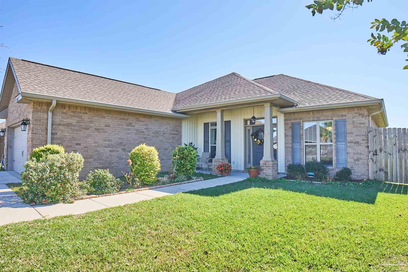 Property Photo:  2565 Avalon St  FL 32533 