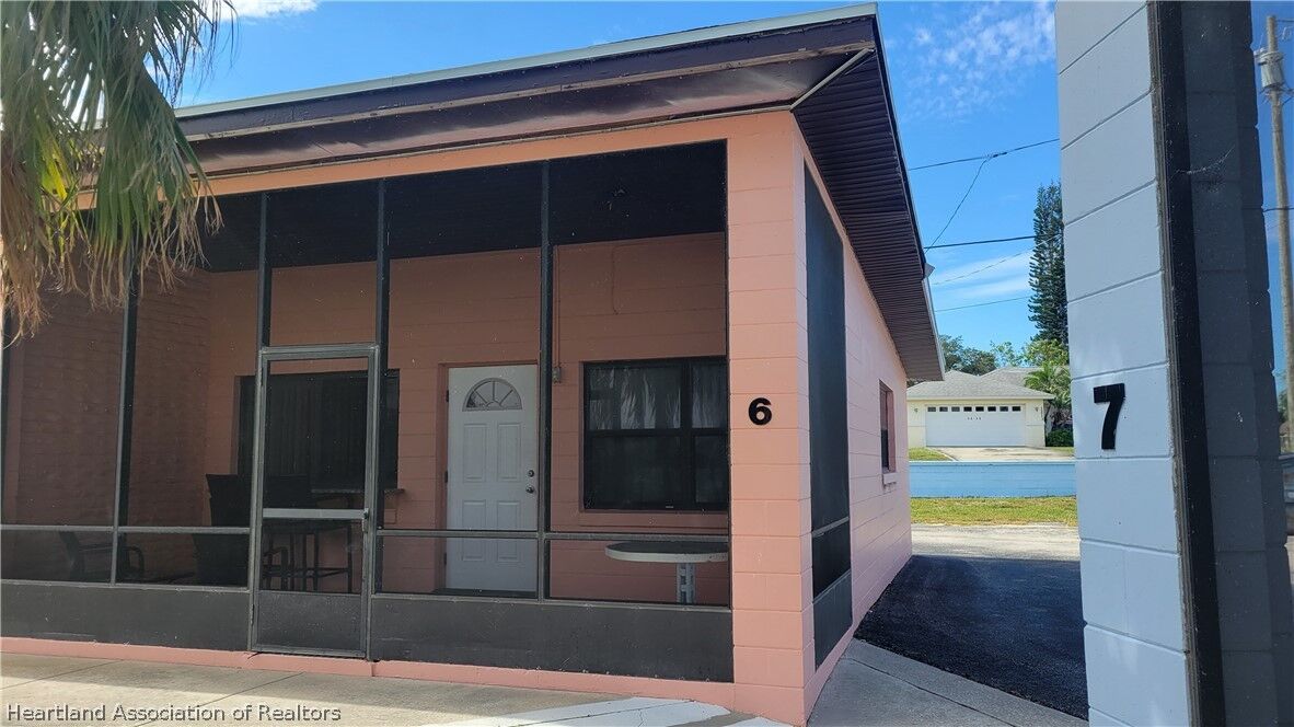 Property Photo: 735 S Lakeview Drive FL 33852
