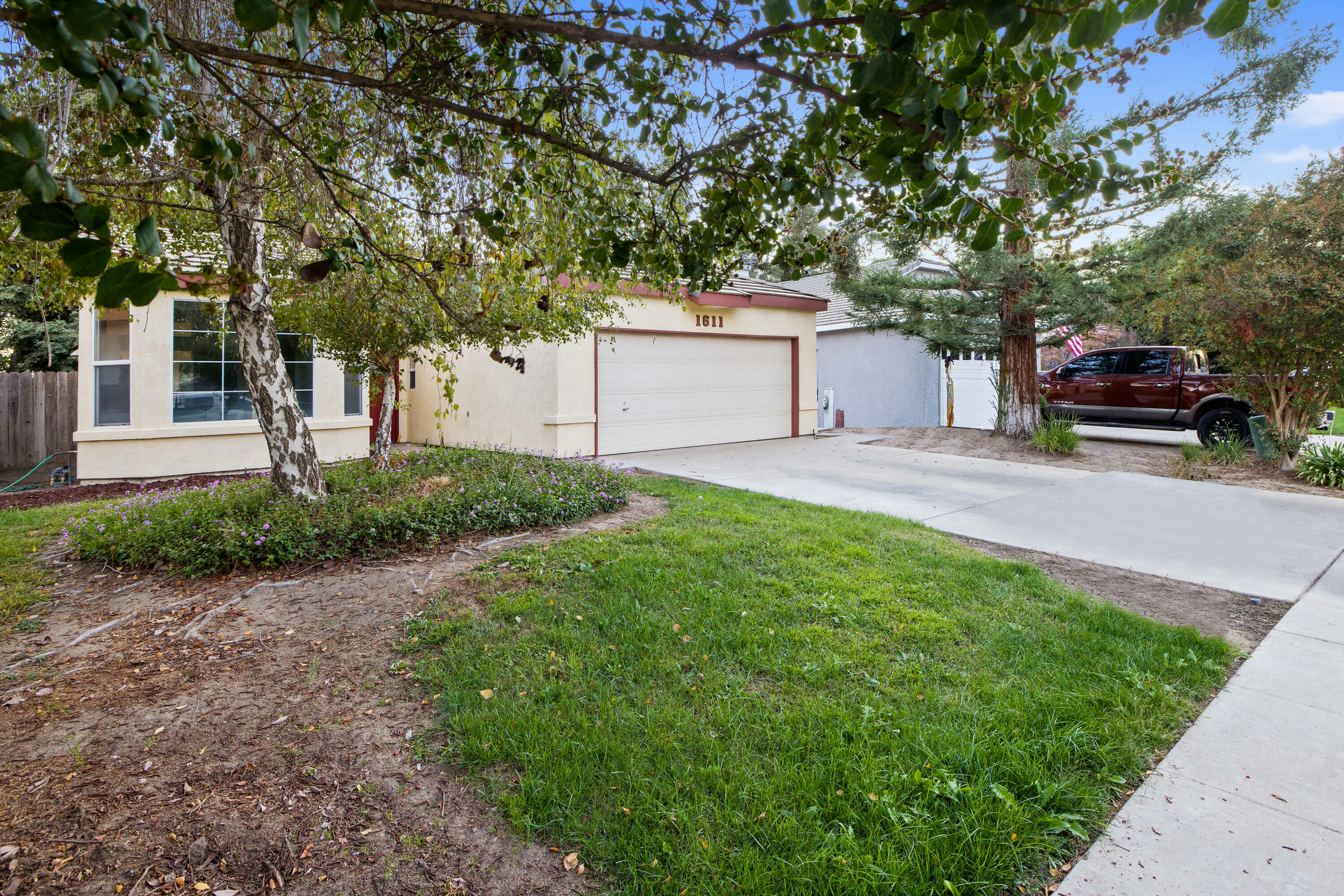 Property Photo:  1611 E La Vida Court  CA 93292 