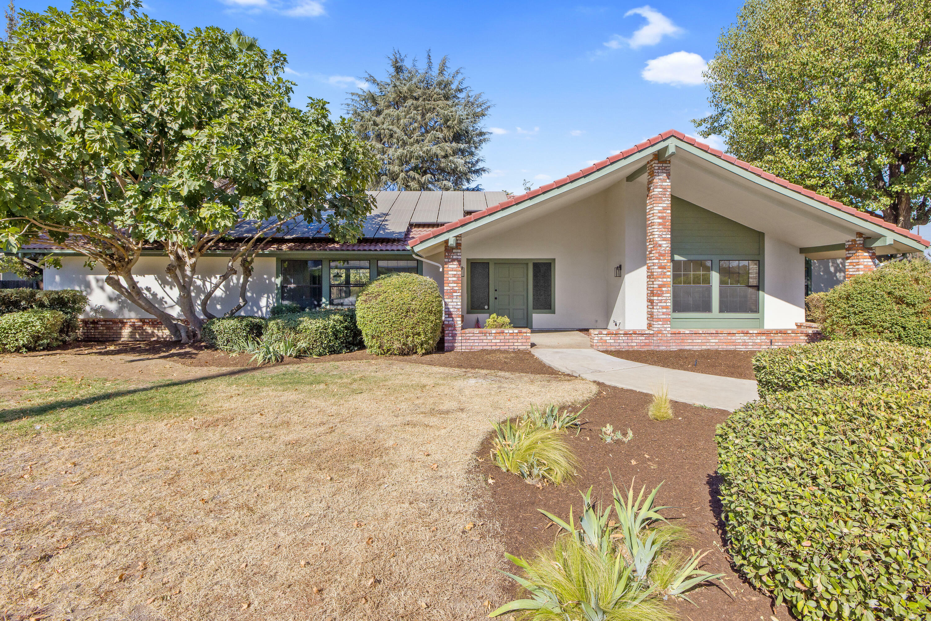 Property Photo:  2800 E Tulare Avenue  CA 93292 