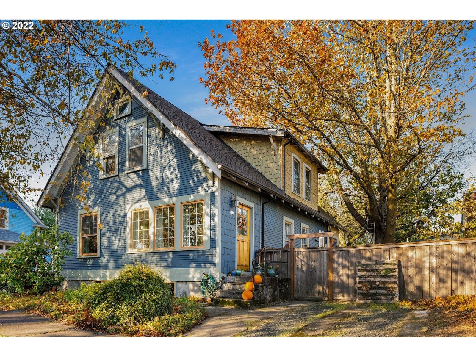 Property Photo: 915 N Simpson St OR 97217