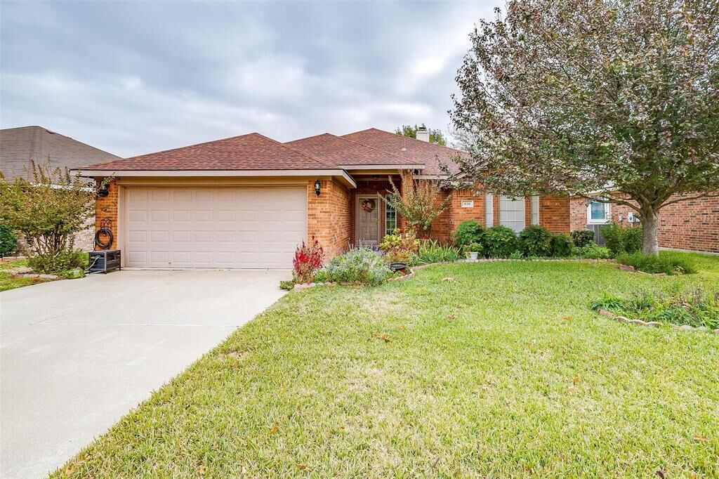 Property Photo: 616 Ridgehill Drive TX 76028