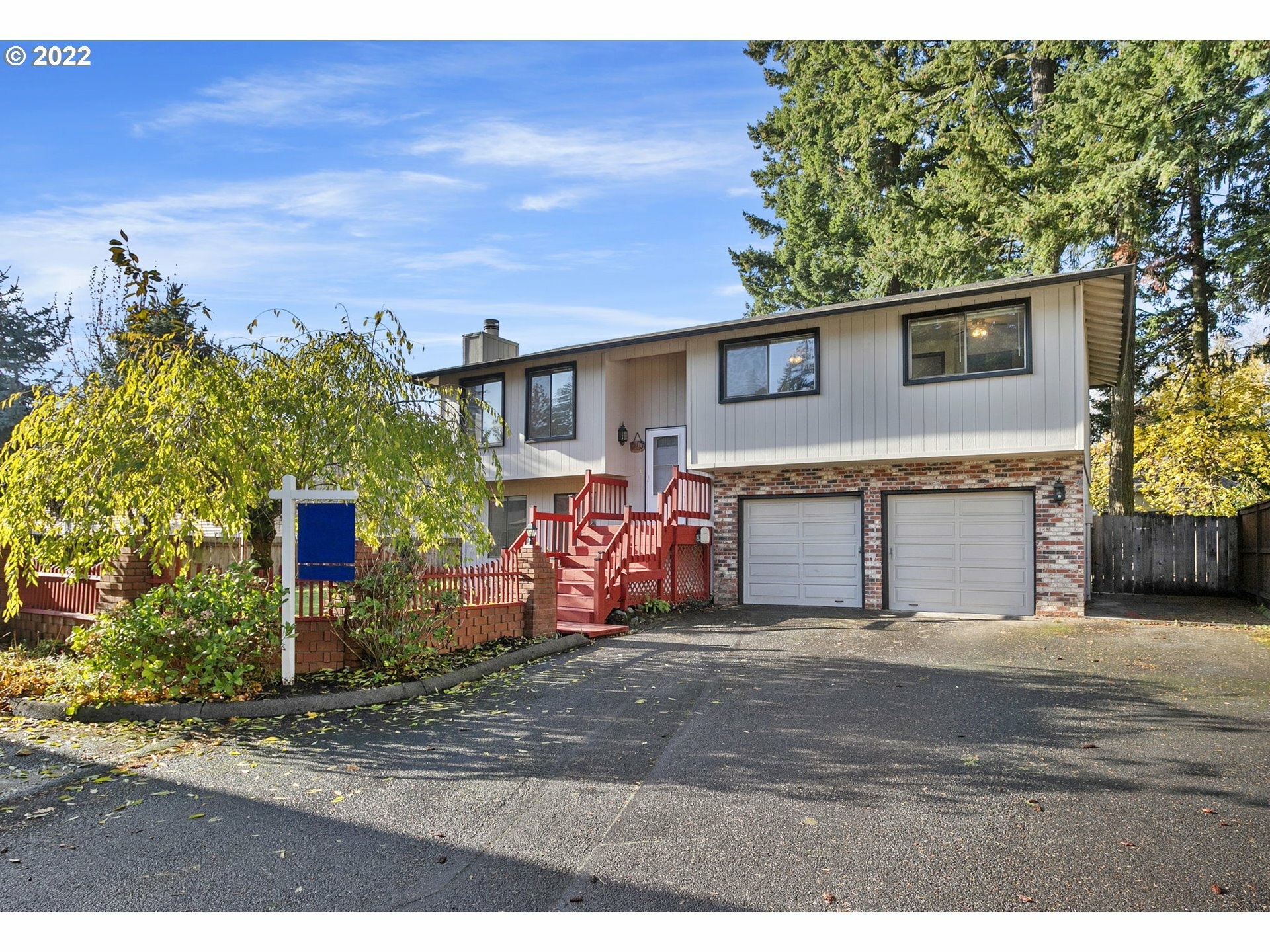 Property Photo:  117 SE 165th Ave  OR 97233 