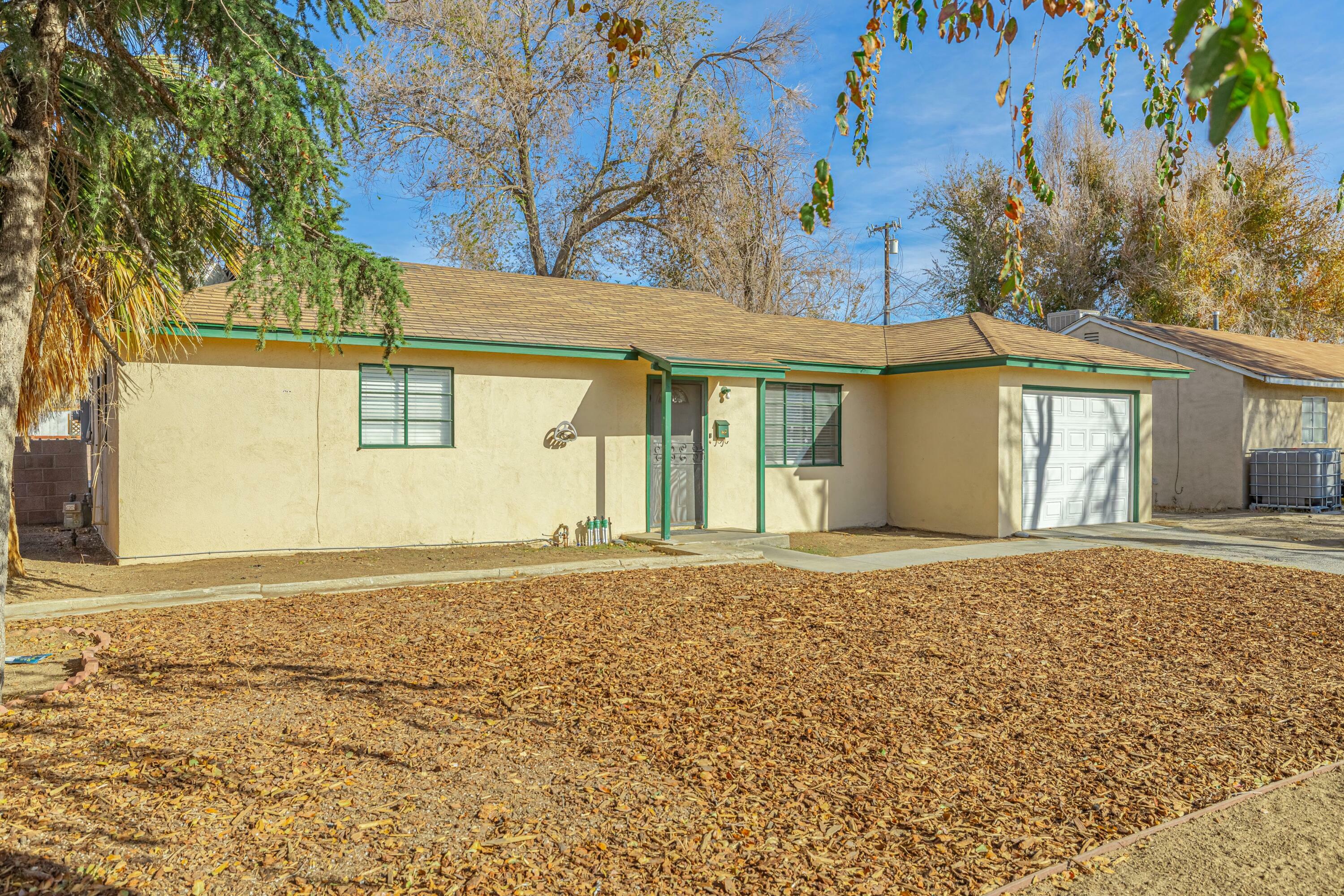 Property Photo:  1227 W Lumber Street  CA 93534 