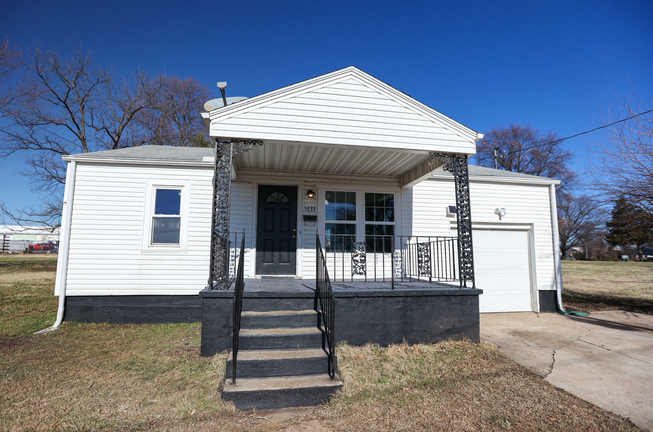 Property Photo:  1633 W Olive Street  MO 65802 