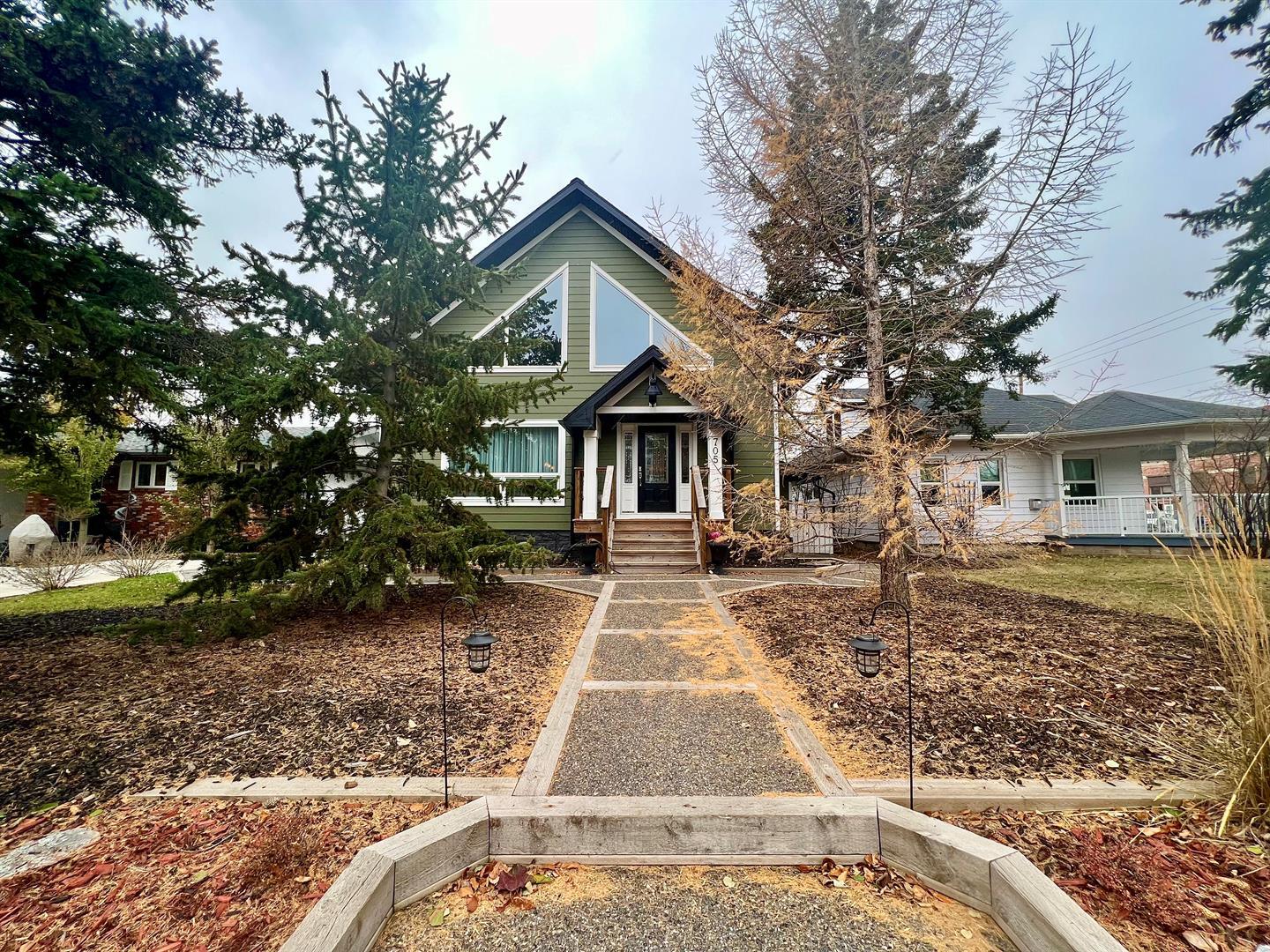 Property Photo:  705 3 Street SW  AB T1V 1B4 