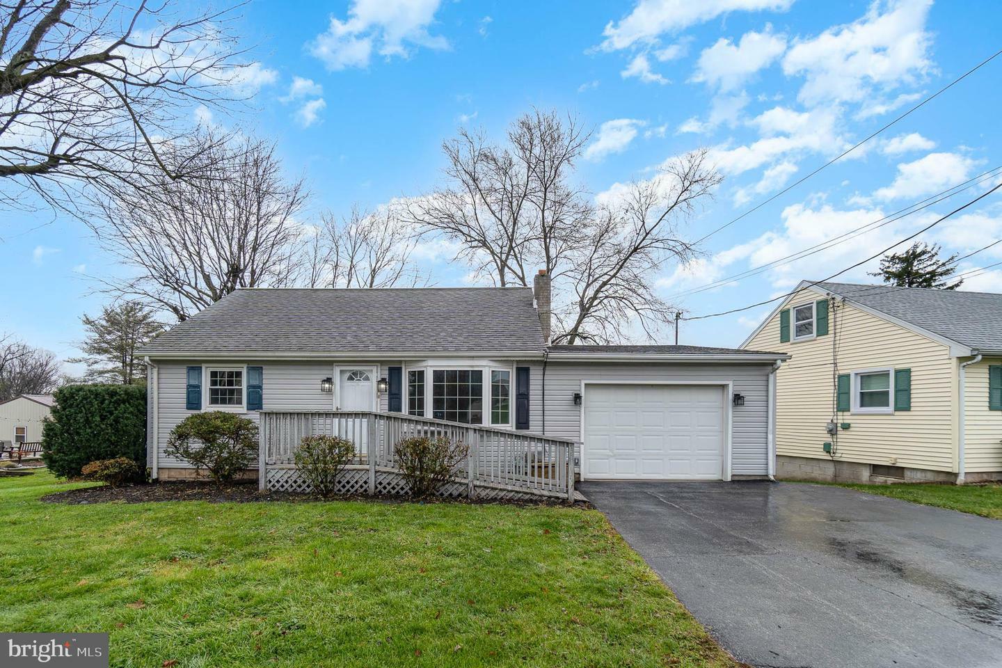 Property Photo:  2743 Oakland Road  PA 17315 