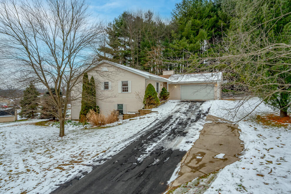 Property Photo: 22214 Wynsmythe Drive MI 49071