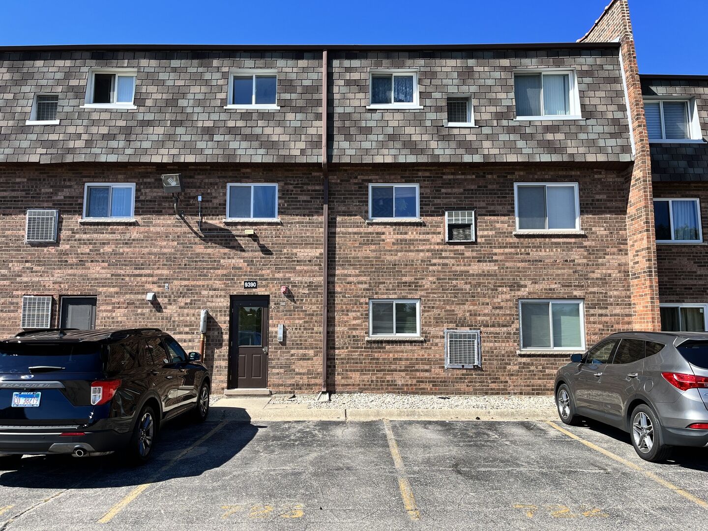 Property Photo: 9390 Bay Colony Drive 3N IL 60016