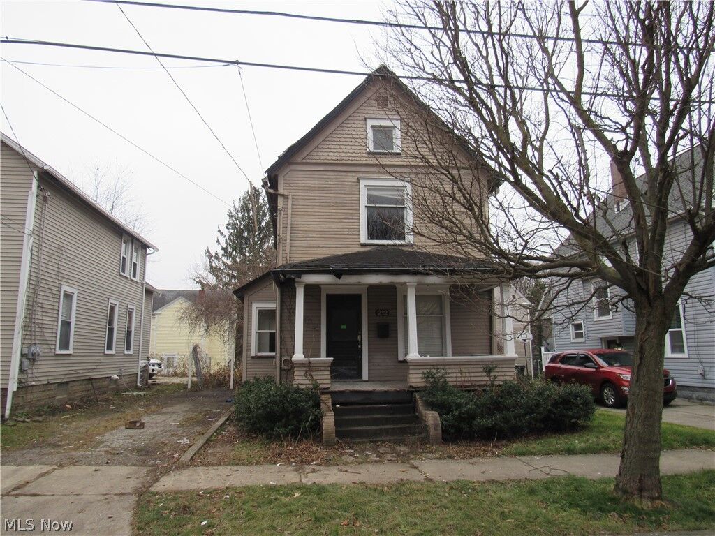Property Photo: 212 Myrtle Place OH 44303