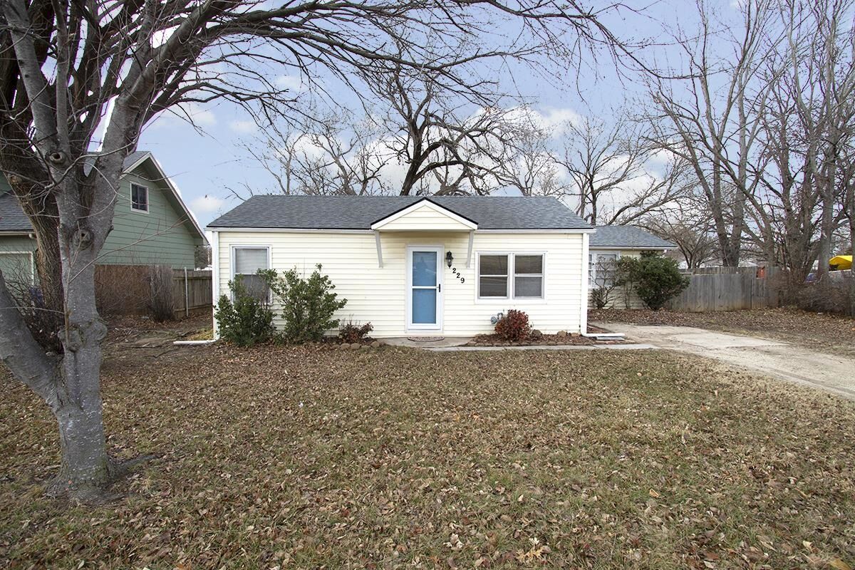 Property Photo: 229 N Westview Dr KS 67037