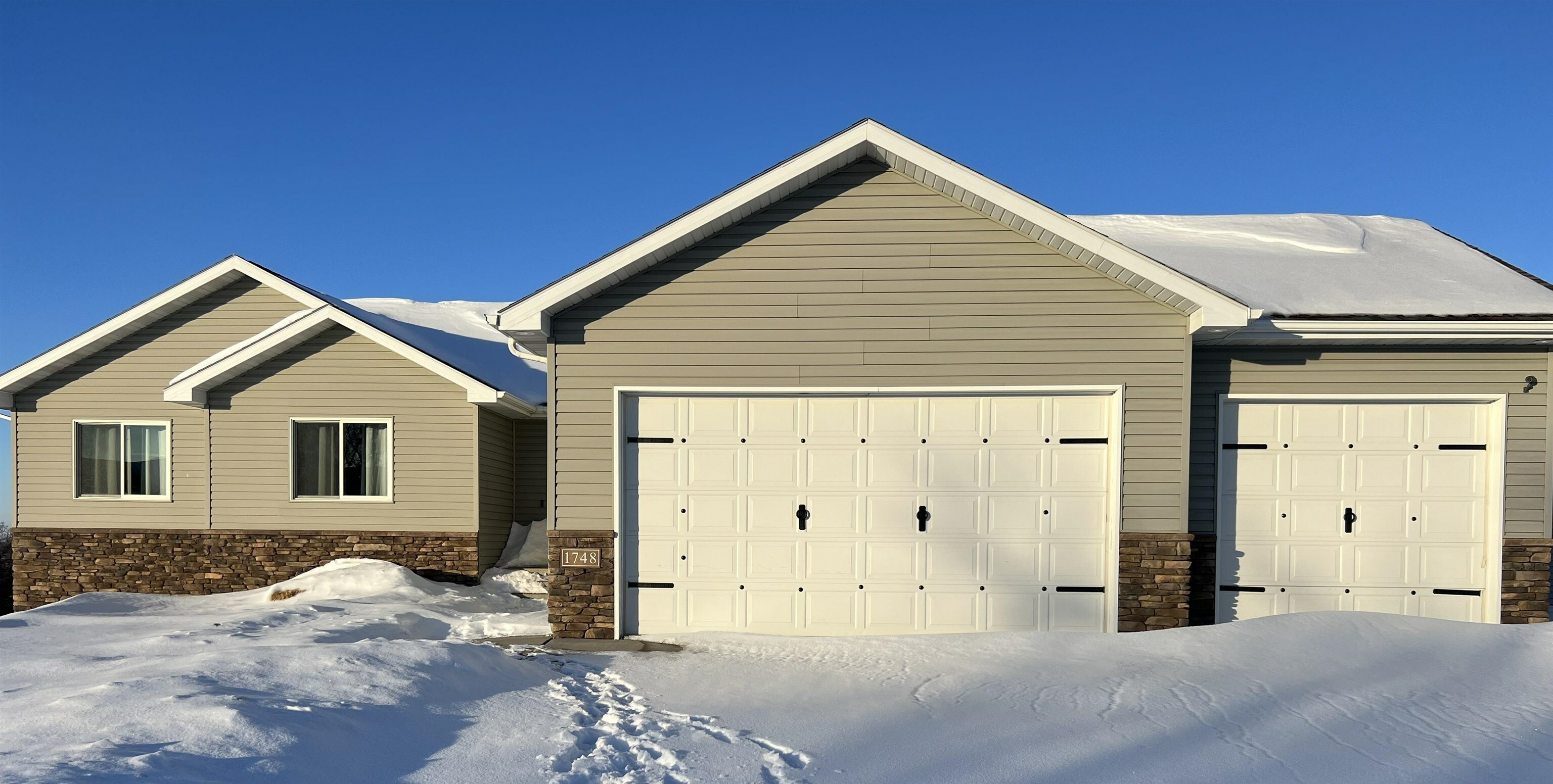 Property Photo:  1748 Evergreen Avenue SW  ND 58701 