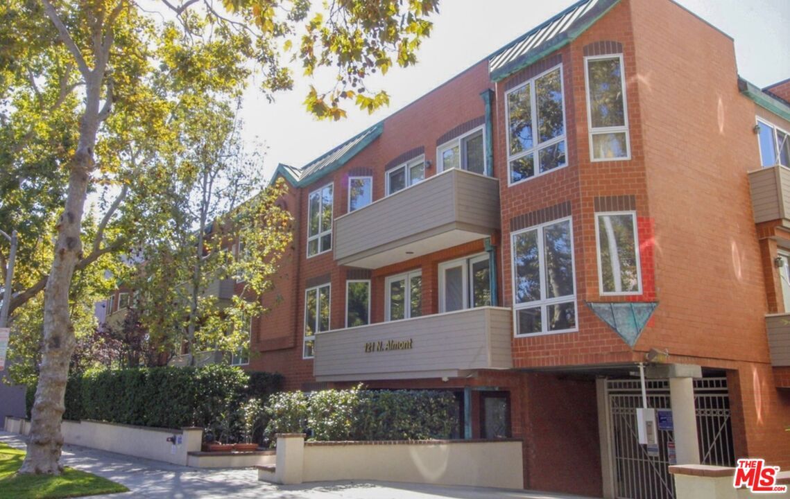 Property Photo: 121 N Almont Dr 203 CA 90211
