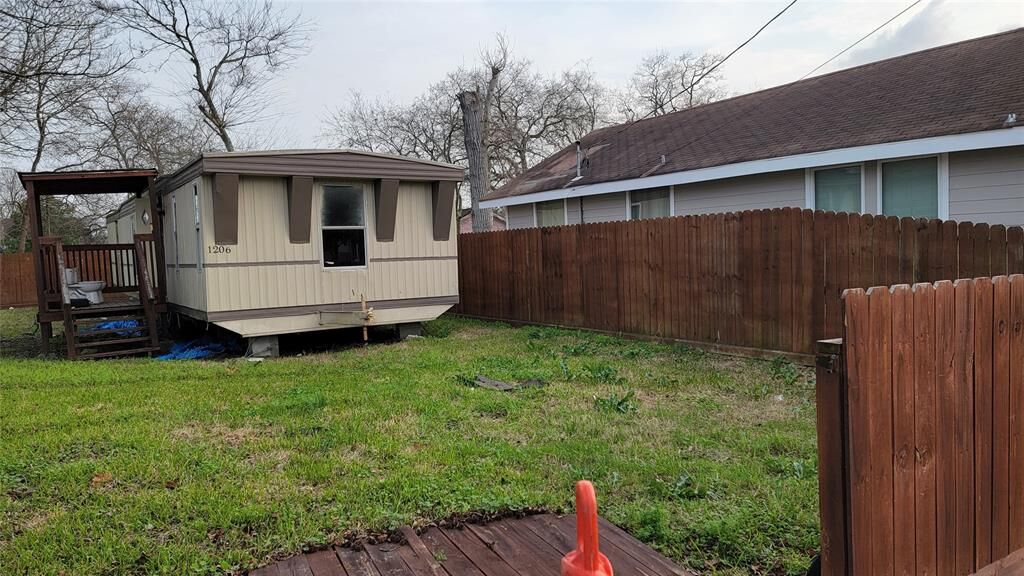 Property Photo: 1206 Pine Street TX 77520