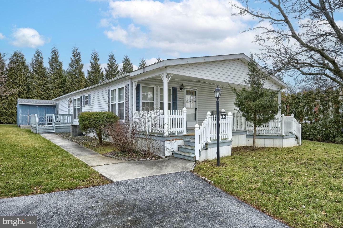 Property Photo: 664 W Cedar Street PA 17078