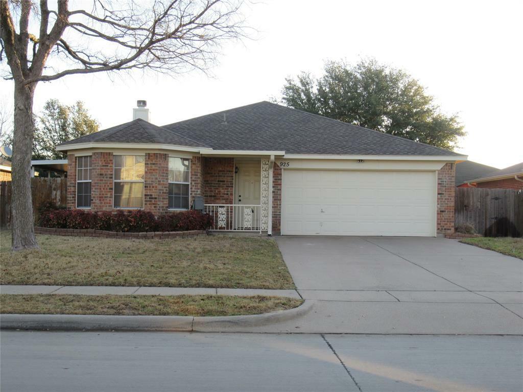 Property Photo:  925 Fenway Lane  TX 76179 