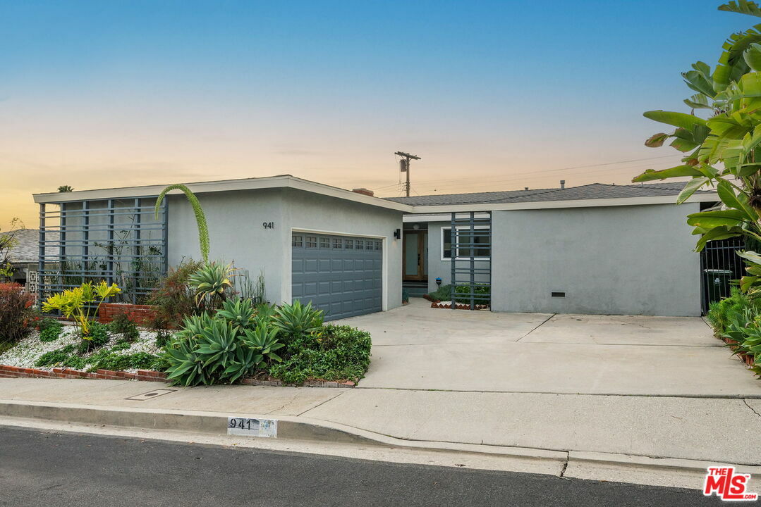 Property Photo:  941   Fortune Way  CA 90042 
