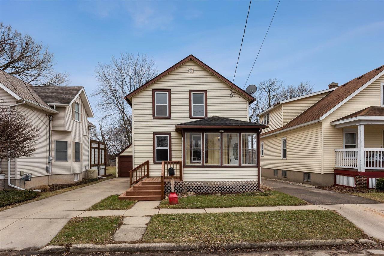 Property Photo:  317 Fox St  WI 53105 