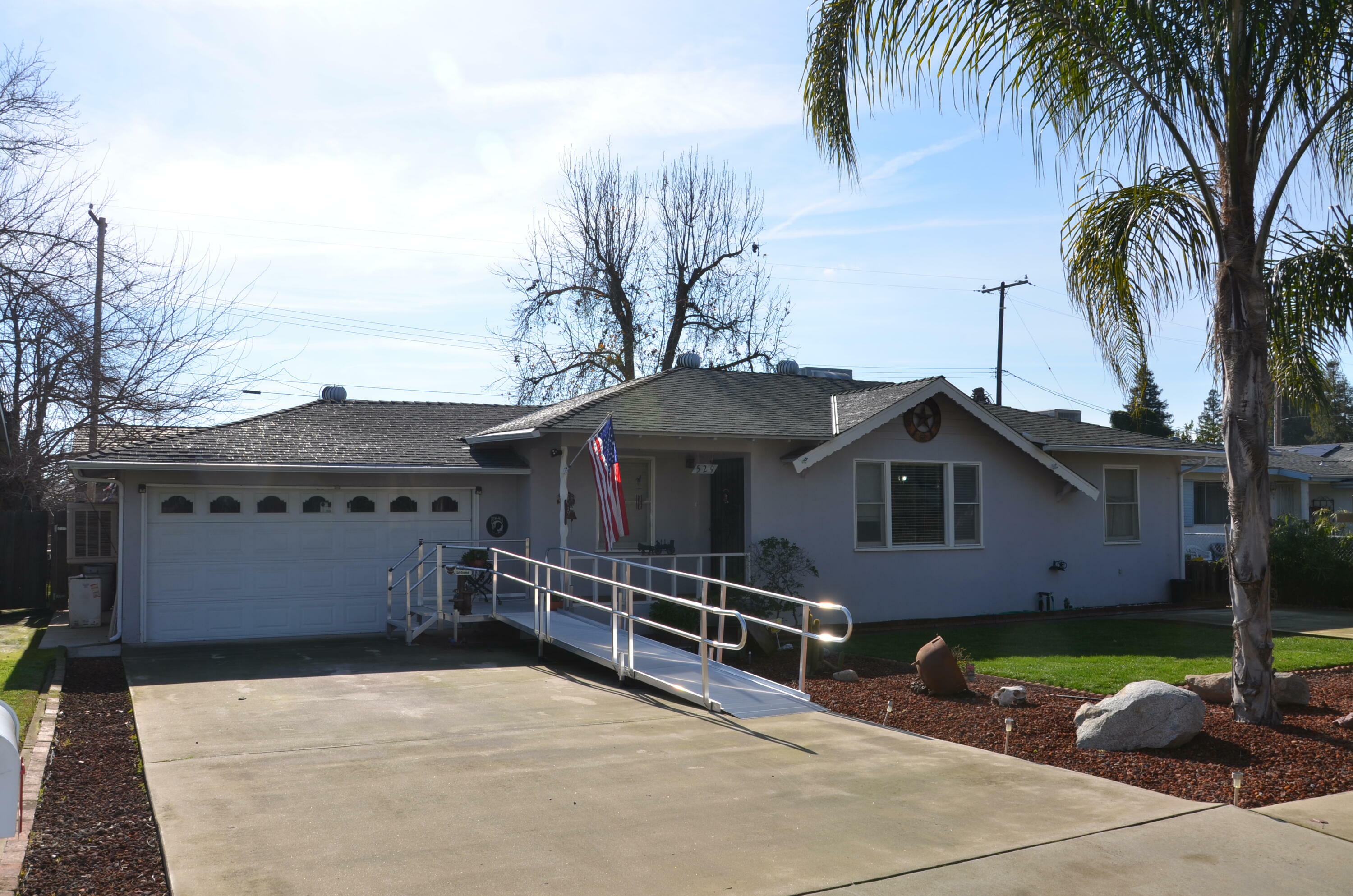 Property Photo:  529 E View Avenue  CA 93292 