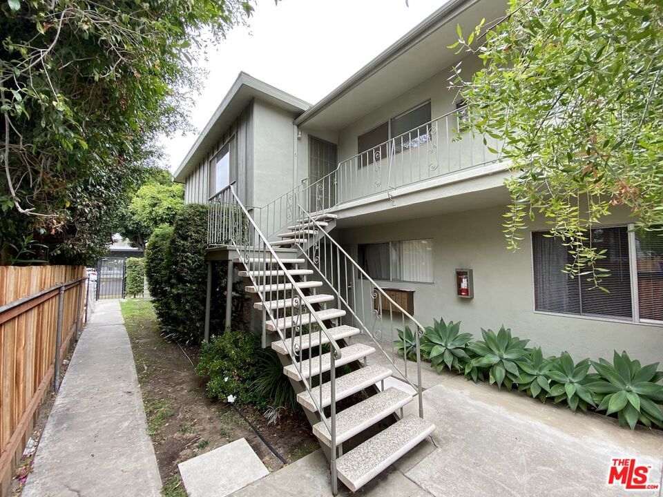 Property Photo: 1868 10th St 2 CA 90404