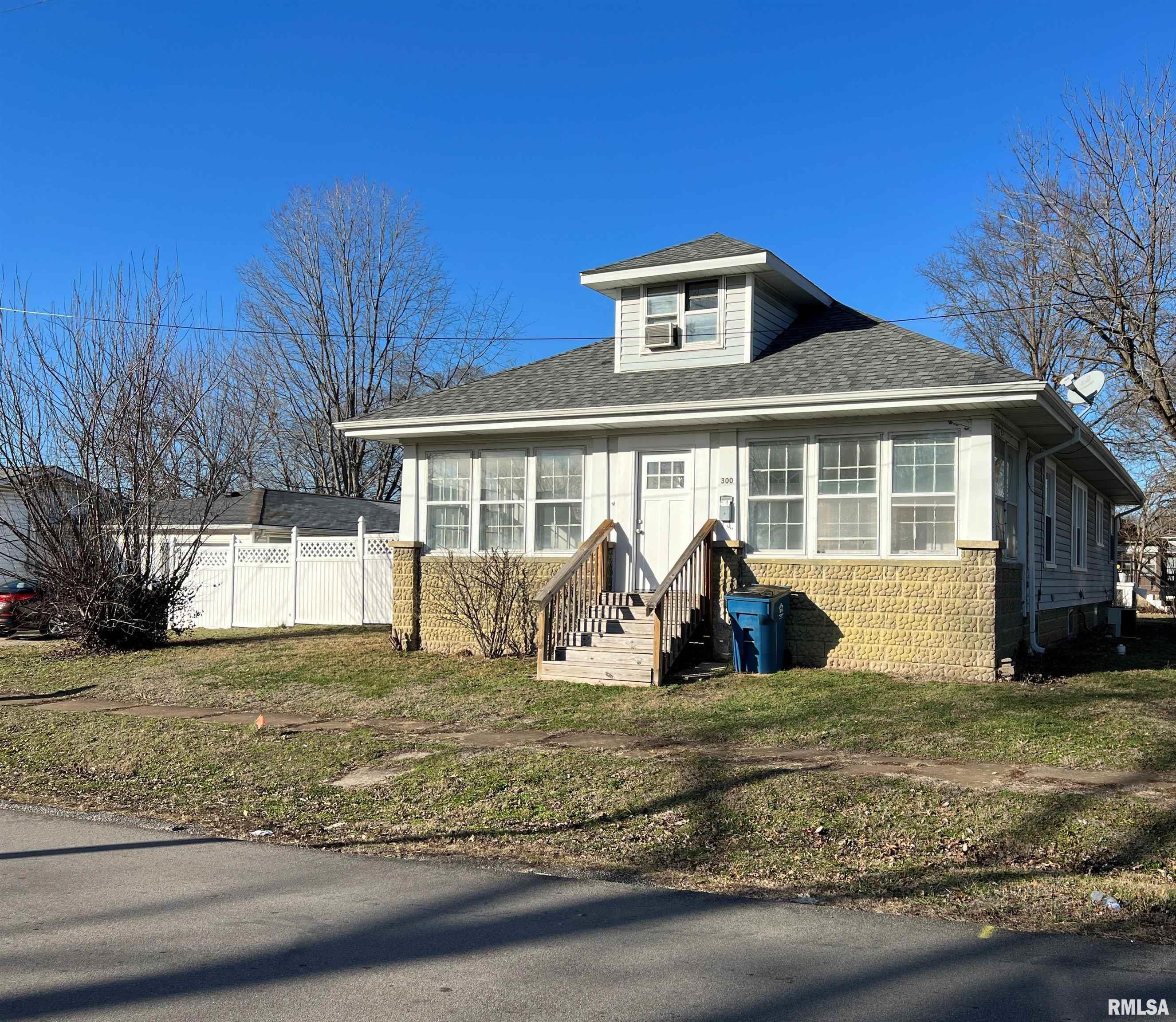 Property Photo: 300 W Goodall Street IL 62959