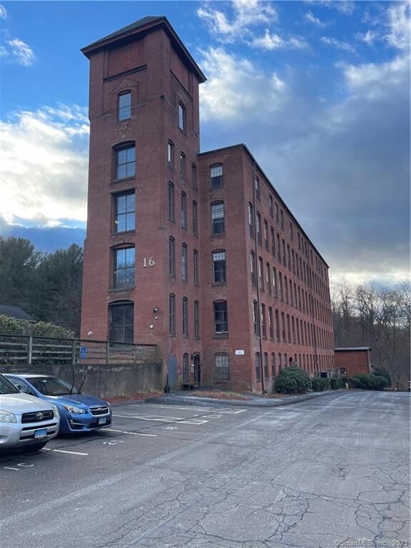 Property Photo: 16 Vernon Avenue 51 CT 06066