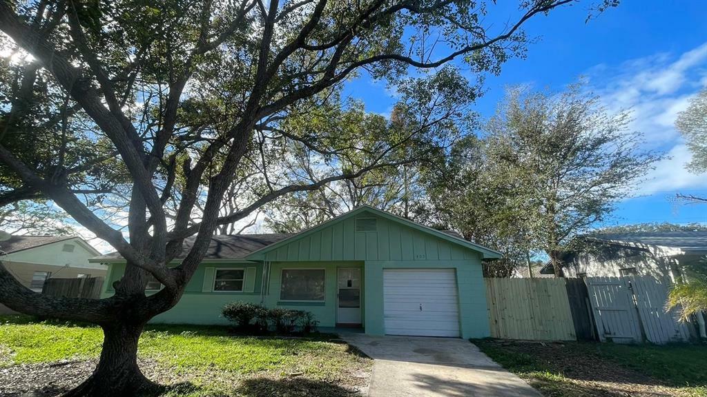 Property Photo:  405 Robert Avenue  FL 33880 