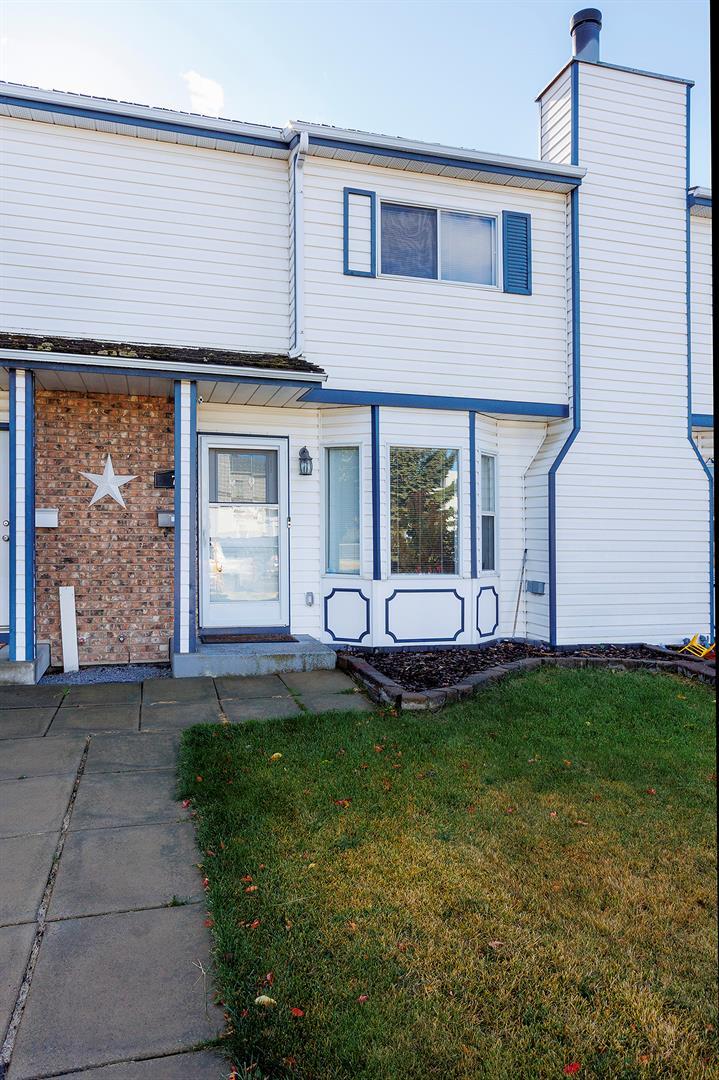 Property Photo: 7 Ellenwood Drive AB T4R 2E3