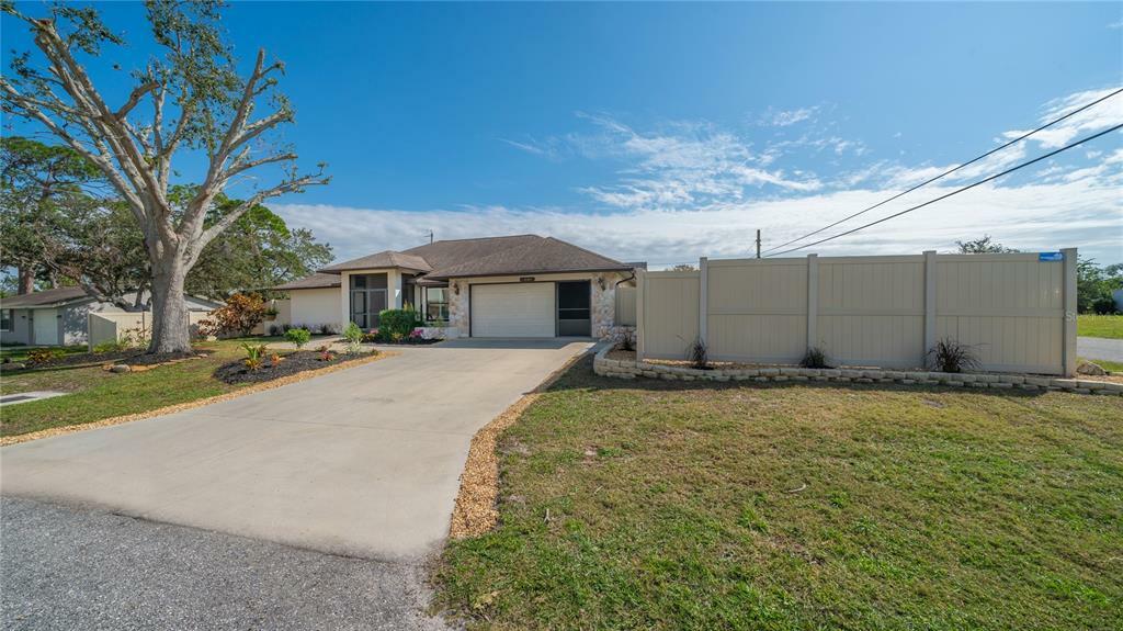 Property Photo:  1041 Poinciana Road  FL 34293 